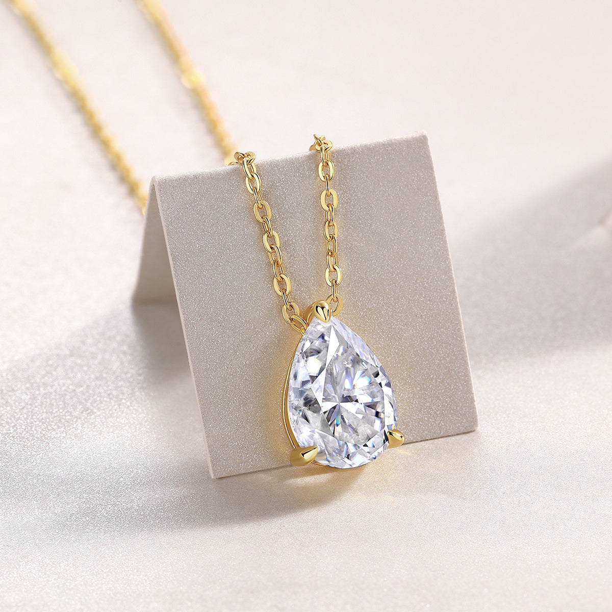 Collar de Moissanita Corte Pera en Plata S925 Chapado en Oro — Brillo Tipo Diamante (Incluye Cadena)