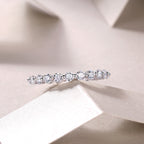 Anillo Eternity con Moissanitas Redondas — Brillo Tipo Diamante en Plata