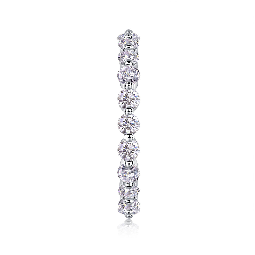 Anillo Eternity con Moissanitas Redondas — Brillo Tipo Diamante en Plata