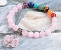 Pulsera de Cuarzo Rosa con 7 Chakras — Equilibrio Energético y Estilo Natural