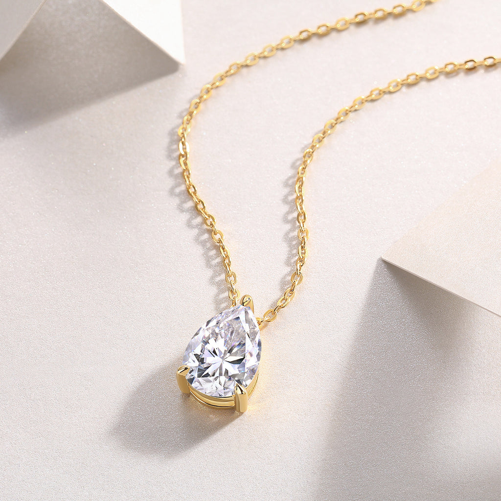 Collar de Moissanita Corte Pera en Plata S925 Chapado en Oro — Brillo Tipo Diamante (Incluye Cadena)