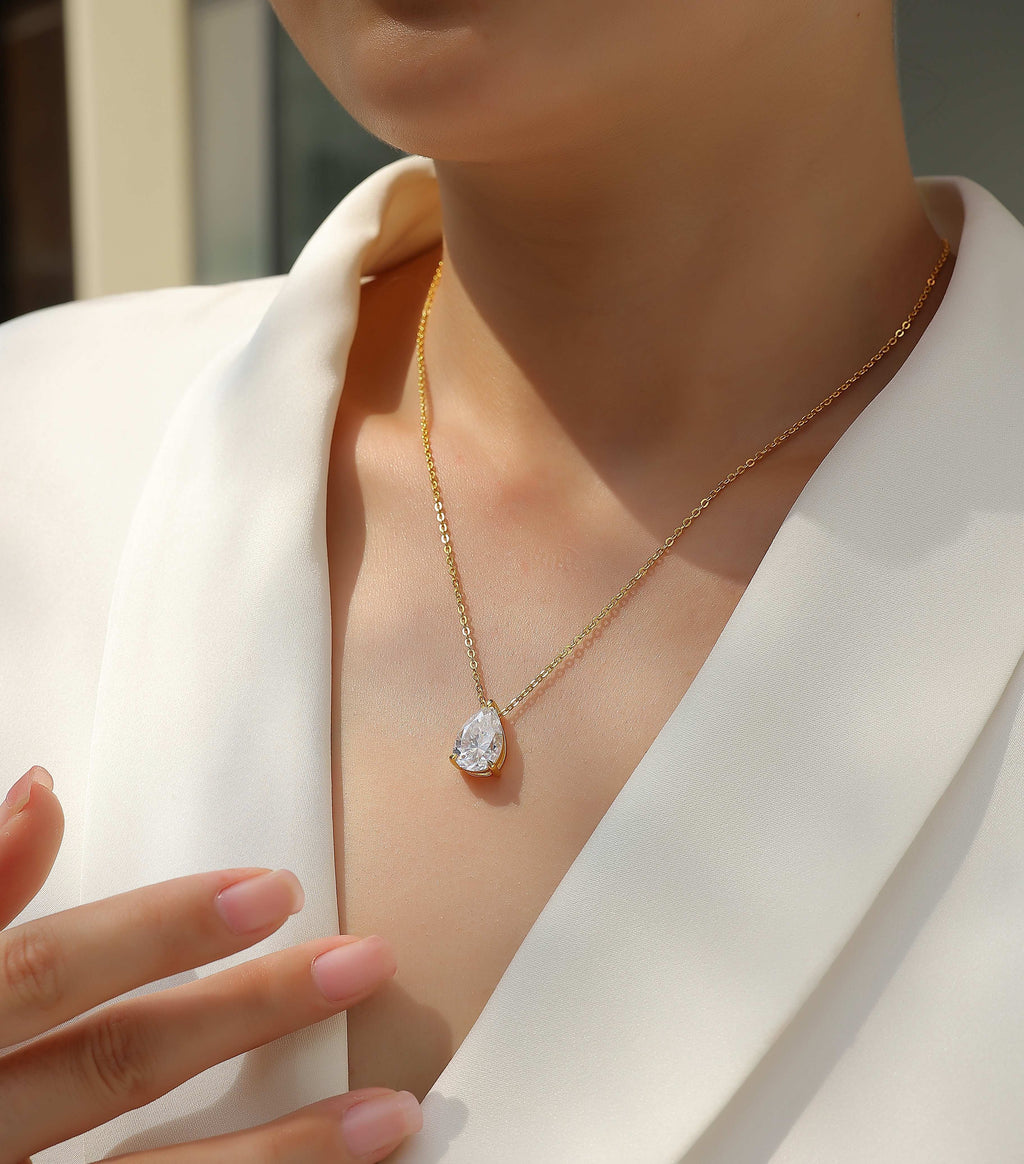 Collar de Moissanita Corte Pera en Plata S925 Chapado en Oro — Brillo Tipo Diamante (Incluye Cadena)