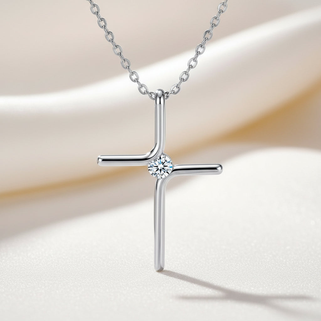 Collar Cruz Minimalista con Circonia — Acero Titanio en Baño de Oro