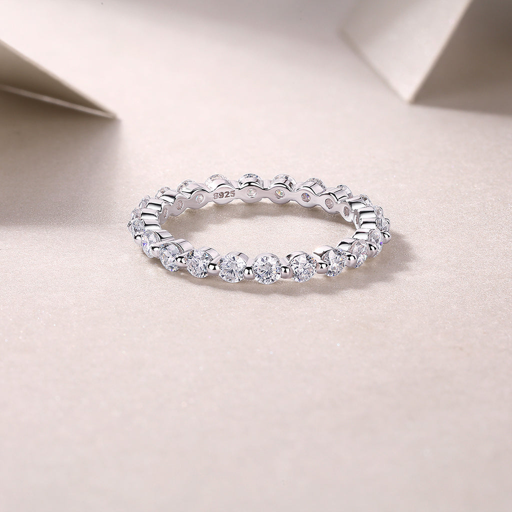 Anillo Eternity con Moissanitas Redondas — Brillo Tipo Diamante en Plata
