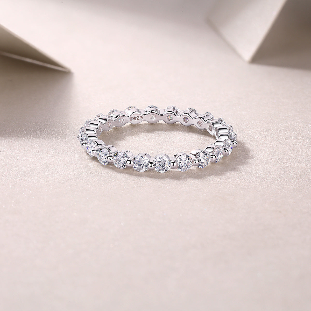 Anillo Eternity con Moissanitas Redondas — Brillo Tipo Diamante en Plata