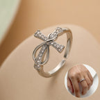 Anillo Cruz con Detalles de Circonia — Ajustable y Elegante