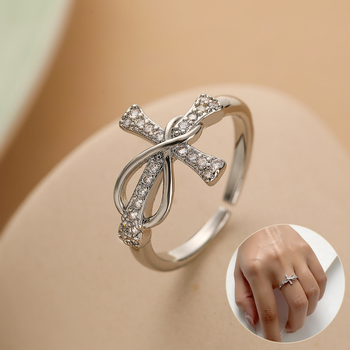 Anillo Cruz con Detalles de Circonia — Ajustable y Elegante