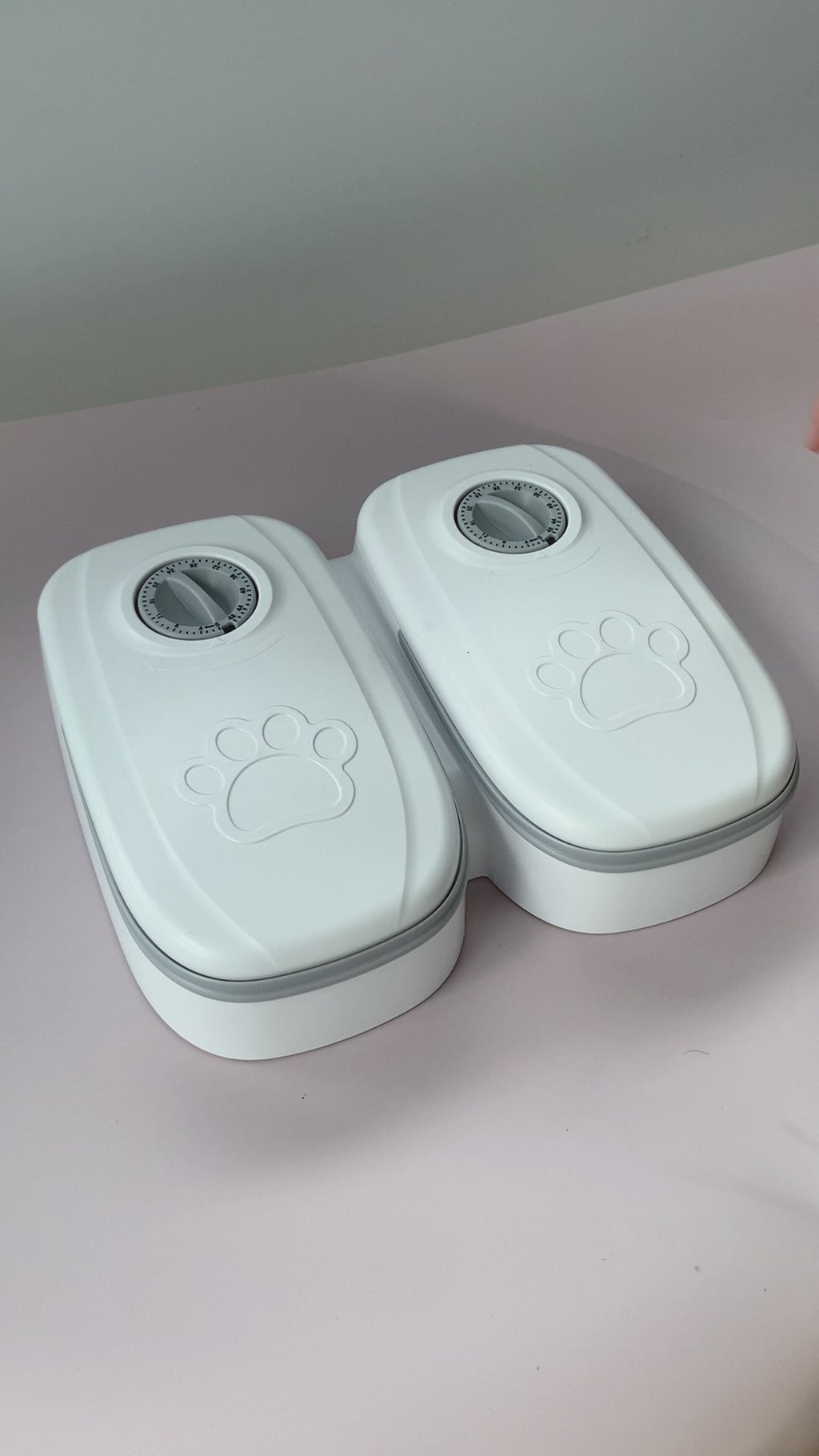 Dispensador de Comida y Agua por Gravedad para Mascotas — 2 en 1, Plástico, Sin Electricidad