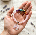Pulsera de Cuarzo Rosa con 7 Chakras — Equilibrio Energético y Estilo Natural