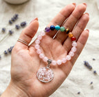 Pulsera de Cuarzo Rosa con 7 Chakras — Equilibrio Energético y Estilo Natural